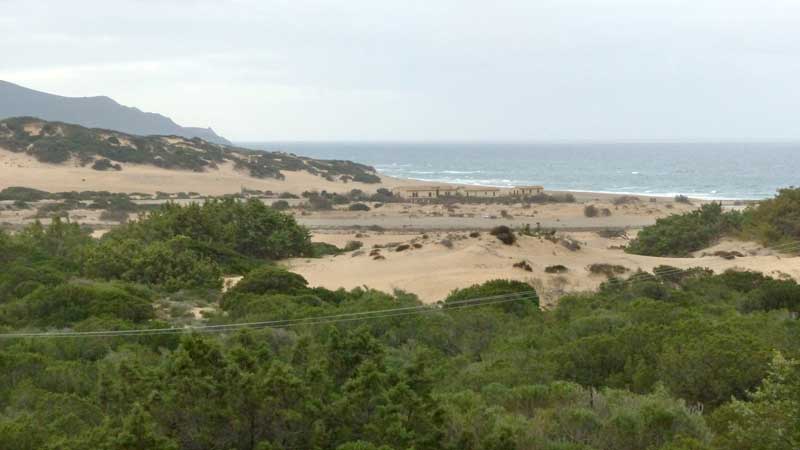Depuis la petite route, les dunes de Piscinas
              inaccessible de ce côté