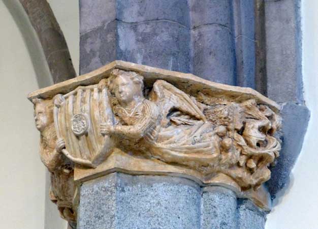 Chapiteau dans la cathédrale d"Iglesias