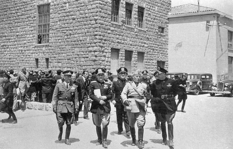 Mussolini inaugure le nouvelle Carbonia