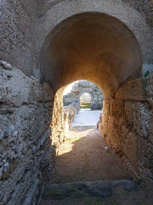 Entrées latérales aditi-maximi du théâtre romain