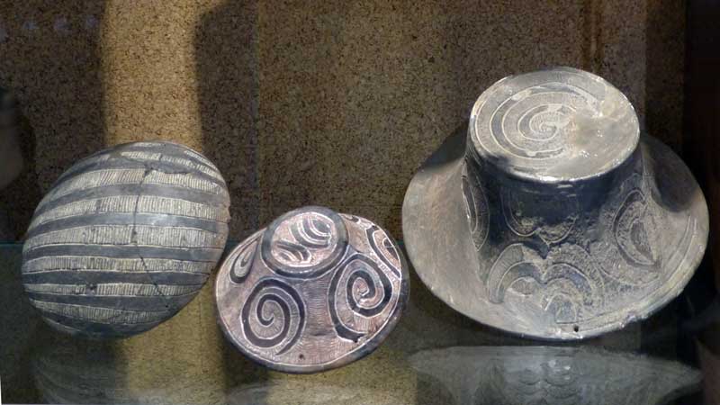 Bol en forme de couvercle arrondi et récipient
                    panier décoré de motifs géométrique (Culture
                    d'Ozieri, grotte San Michele, Ozieri). Fin
                    Néolithique