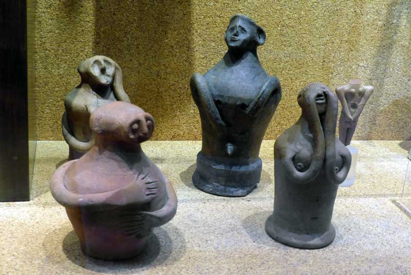 Statuettes votives en argile (ère punique
              (3ème-1er-s.-av. J-C)