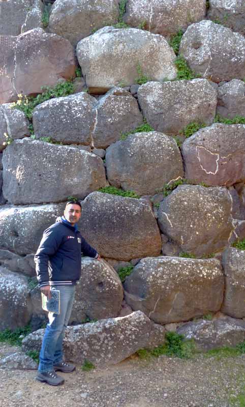 Su-Nuraxi: murs-de-base-en-blocs