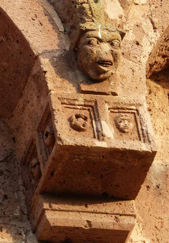 Sant'Antioco di Bisarcio : base sculptée des
                    arcatures