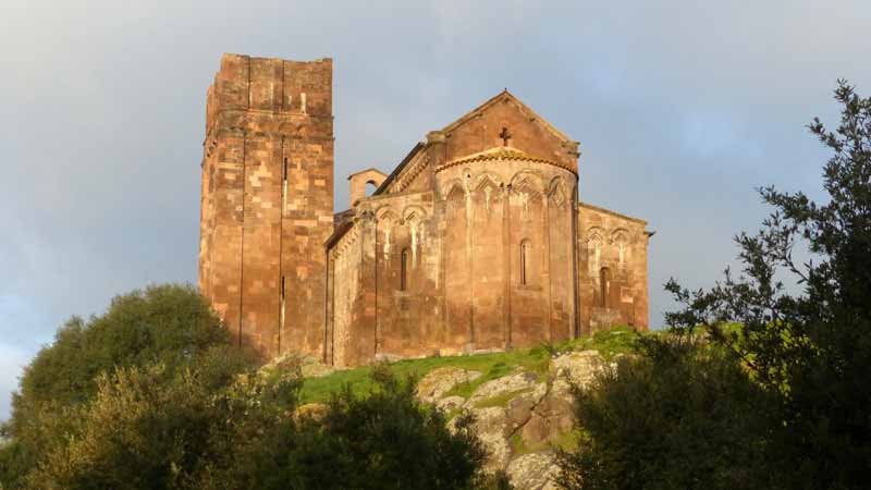l'abside et la tour de Sant'Antioco di Bisarcio sous
              le soleil levant