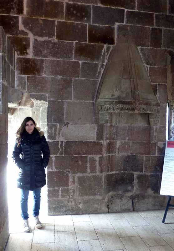 Sant'Antioco di Bisarcio ma guide devant la cheminée
              de l'évêque