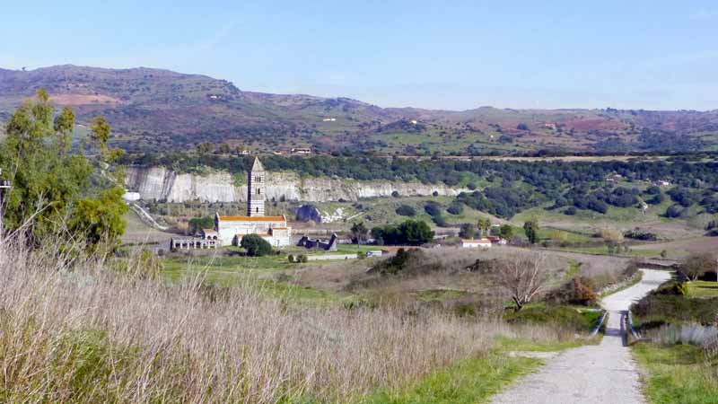 Santissima Trinita di Saccargia : l'abbatiale dans
              son vallon