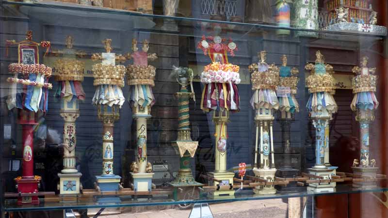 Sassari : chandeliers miniatures dans une vitrine