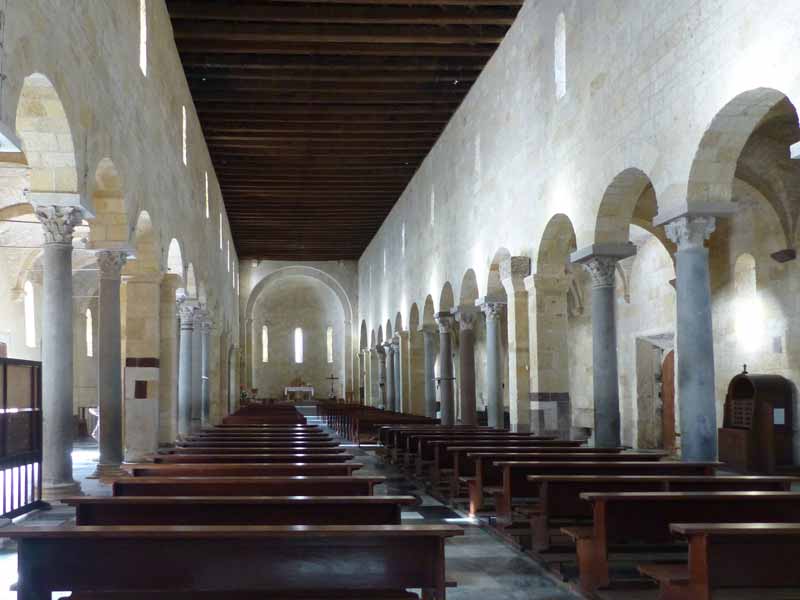San Gavino : la nef depuis l'abside est vers l'autel
              à l'ouest
