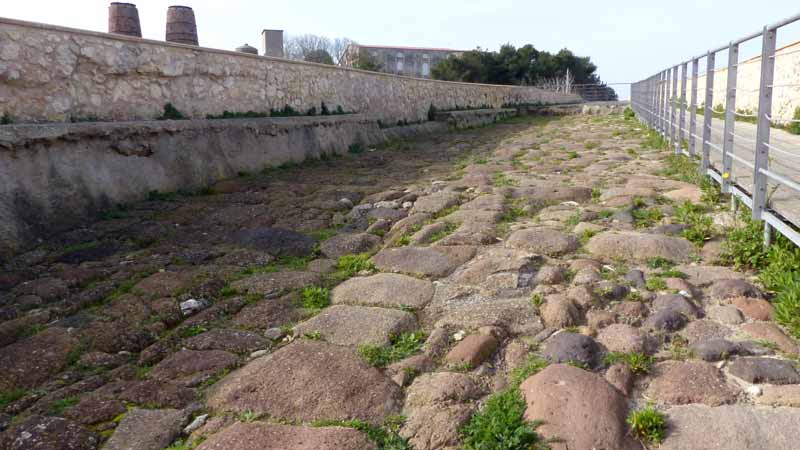 La chaussée antique dégagée sur le pont romain de
              Porto Torres