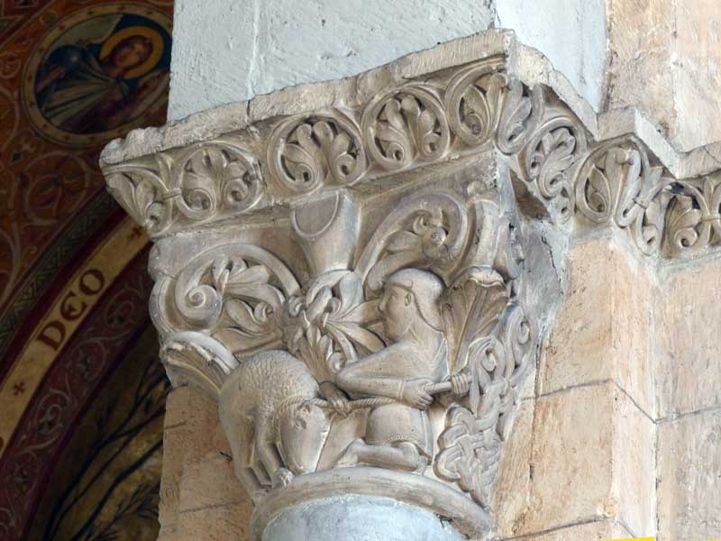 St-Gaudens, collégiale St-Pierre : chapiteau de
                  la nef