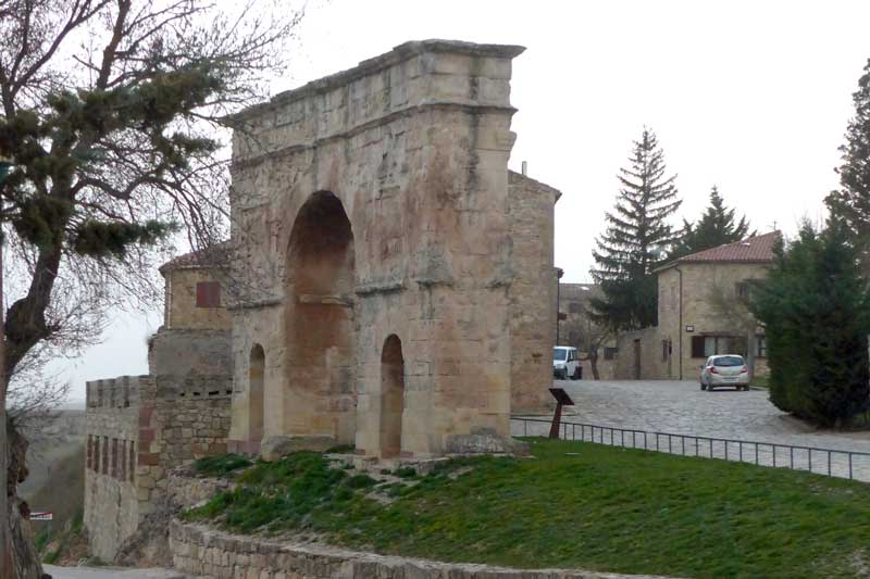 Medinaceli : l'arc romain en quittant la ville