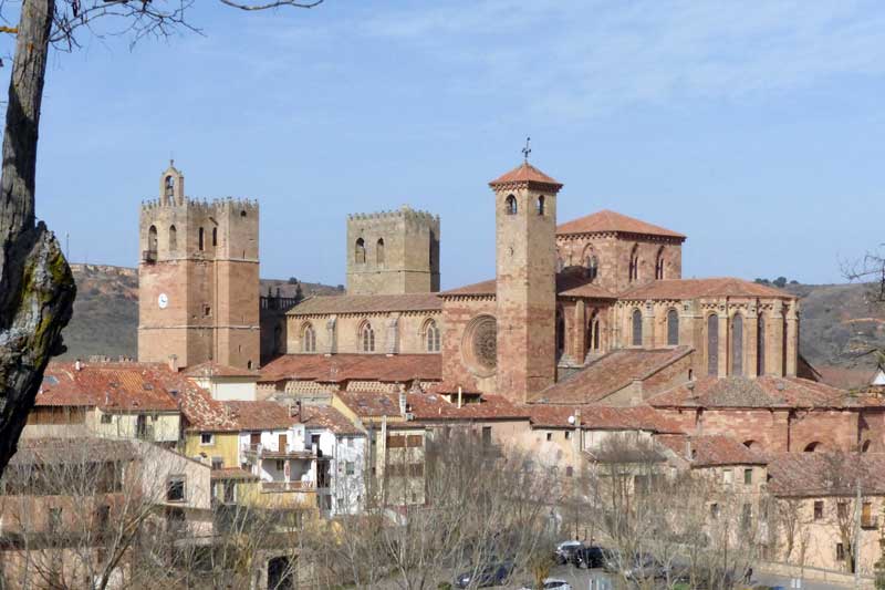 La cathedrale de Siguenza depuis l'exterieur de
                  la ville