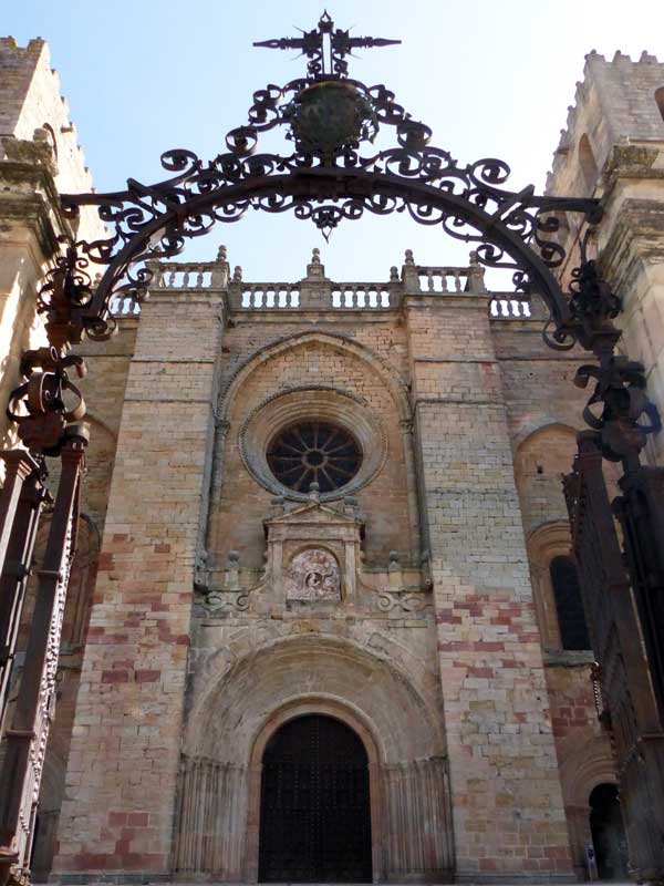 Siguenza-cathedrale-portail-en-facade