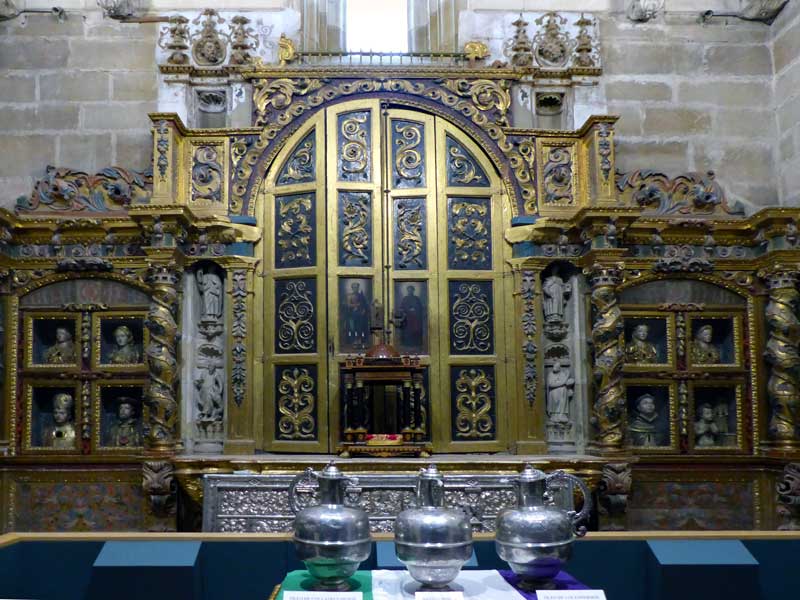 sacristie-de-la-cathedrale-salle-des-Reliques-grand-reliquaire