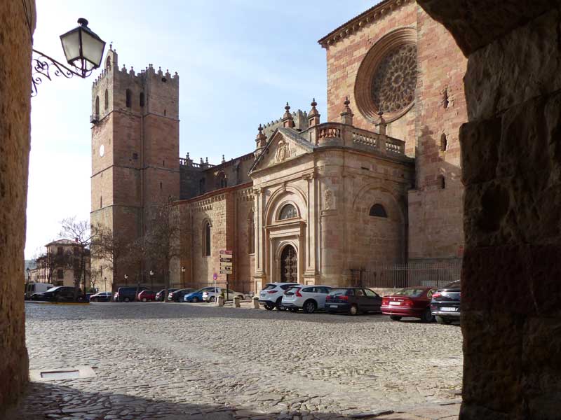 Siguenza : la cathédrale depuis l'arche d'entrée
                  sur la Plaza Mayor