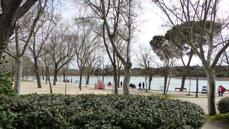 Le lago de Casa-del Campo et ses promeneurs du samedi
            devant le pare-brise