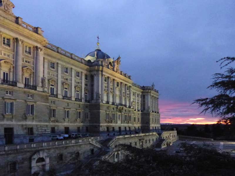 Madrid-le-Palais-Royal-au-crepuscule