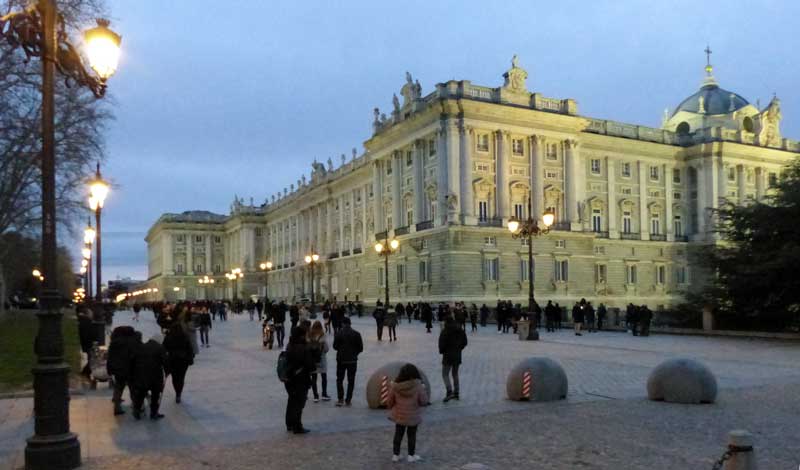Madrid-soir-sur-le-Palais-Royal-et-la-Plaza-de-Espana