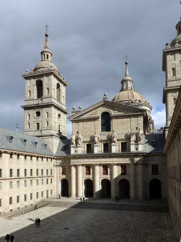 Patio de los-Reyes et parvis de la basilique
                  depuis la bibliothèque