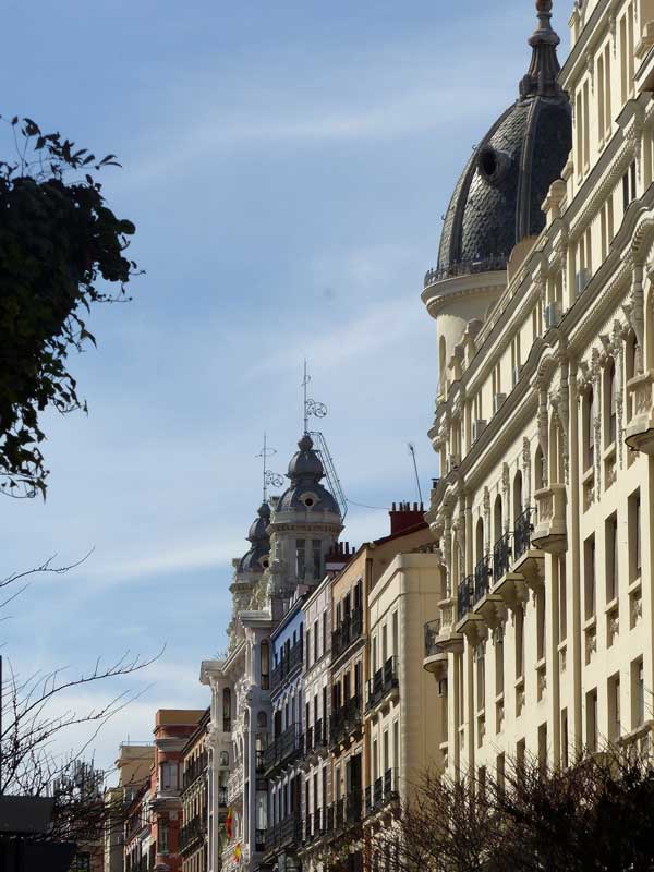 Immeubles en enfilade sur Calle-Mayor, depuis la
                  Plaza Puerta del Sol