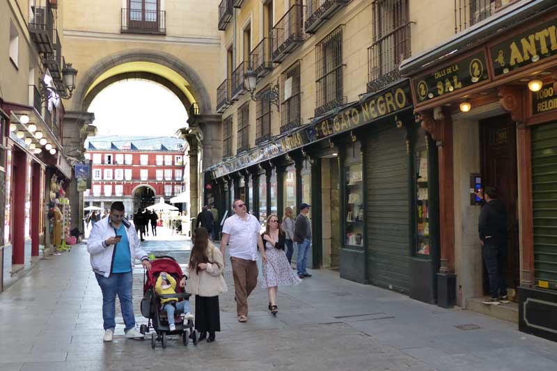 Madrid-Calle-de-la-Sal, en arrivant sur la Plaza
                  Mayor