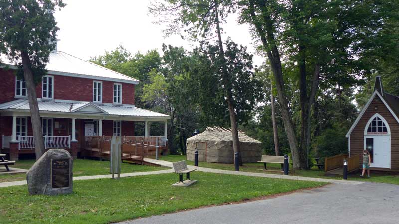 Odanak-Musee-des-Abenakis-la-maison-longue-reconstruite-et-la-chapelle