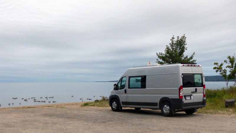 North Bay : ProMaster au bivouac devant le Lac
            Nipissing