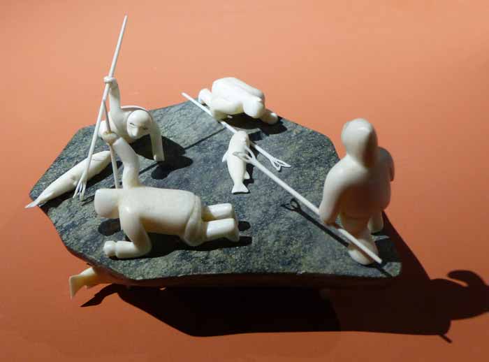Winnipeg Art Gallery : miniature en ivoire inuit
                  : scène de pêche