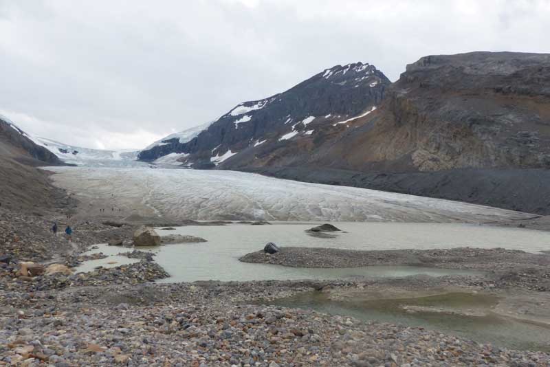Columbia-Icefield-le-nouveau-bassin-de-reception-de-la-fonte-au-pied-de-la-glace.