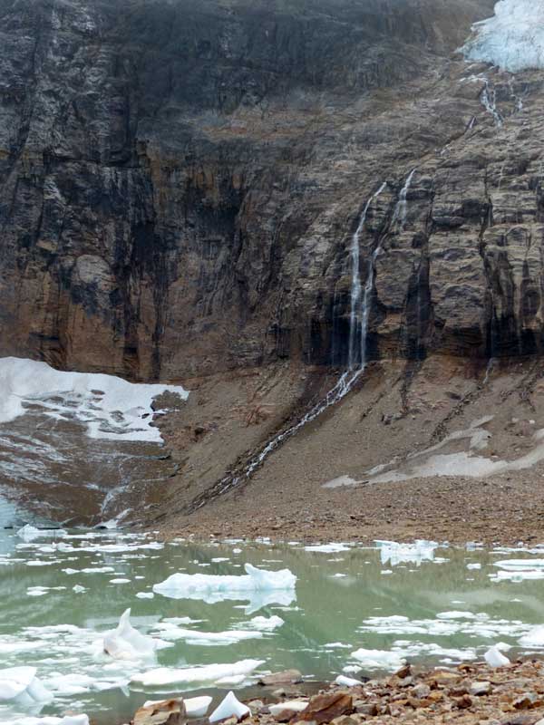 Les icebergs du Lac de glacier Edith-Cavell