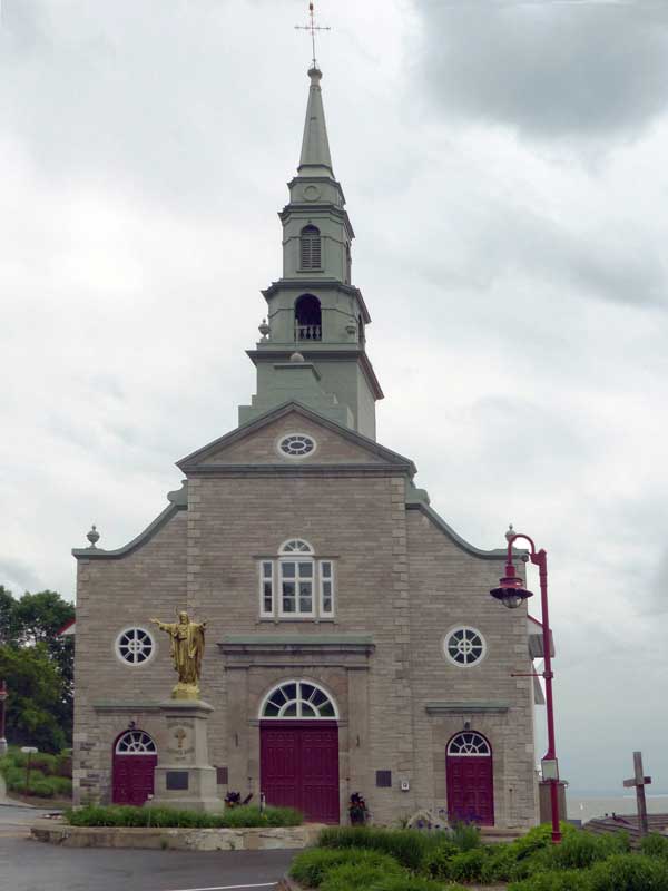 St-Jean-de-l'Ile-d'Orléans : maison
                              derrière l'église