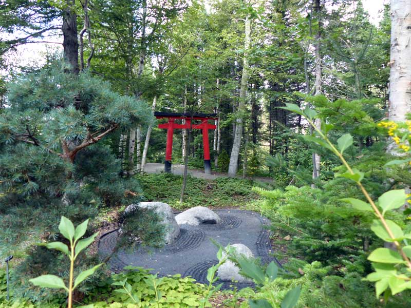 Jardin du ruisseau Bois Joli : torii
                        (portail) du Jardin japonais