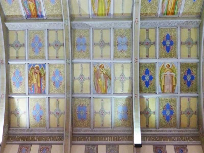 Église Ste-Amélie : le plafond caissonné et son
                    décor d'anges