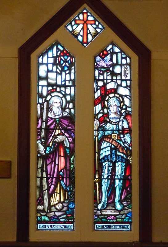 Church-of-St-Andrew-and-St-George-vitrail-des-saints-patrons