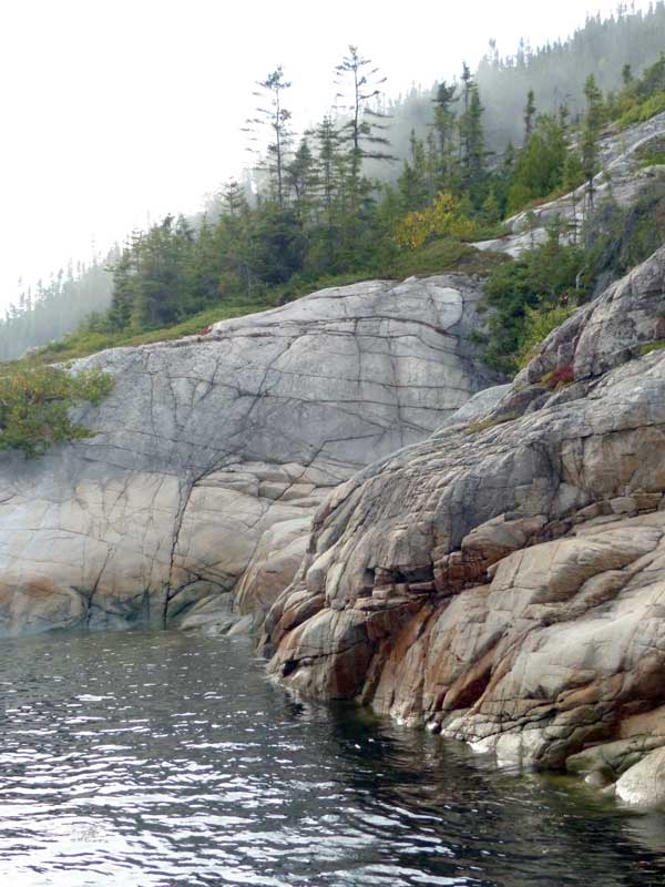 Tadoussac-rive-rocheuse-du-Saguenay-depuis-le-traversier
