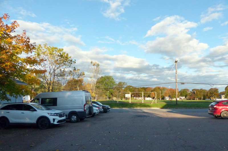 Amherst :
                bivouac devant un parc sur le stationnement d'un Centre
                d'aide à la famille