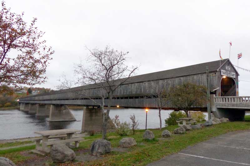 Hartland : bivouac devant le pont couvert rive gauche