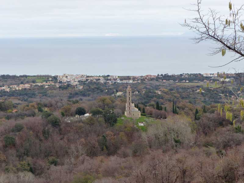 San-Nicolao : l'église sous le village et-la
                  côte