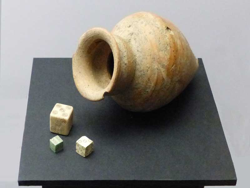 Aleria-Musee-archeo-des-a-jouer-en-os-et-pot-a-lancer-les-des-(periode-romaine)