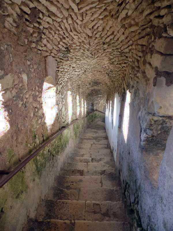 Bonifacio-escaliers-interieurs-du-Fort-St-Nicolas