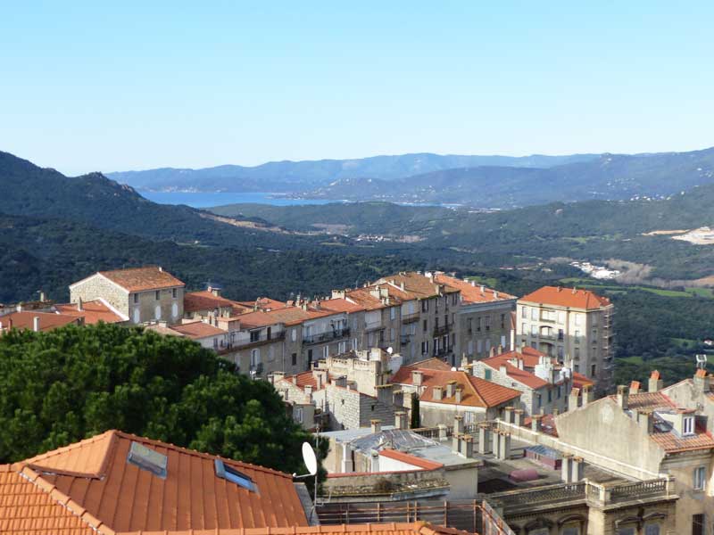 Sartene-les-toits-et-la-baie-depuis-le-musee