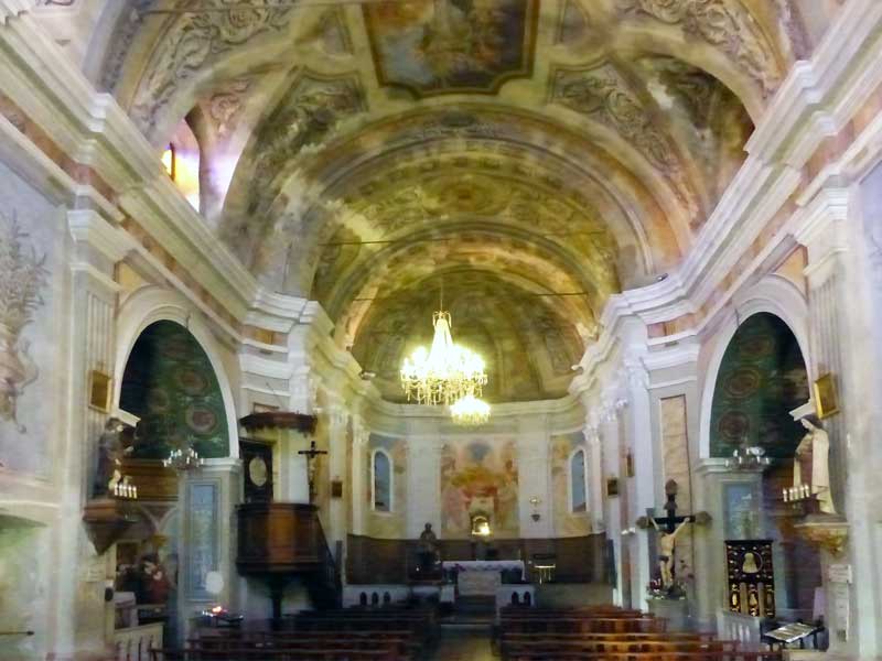 Cargese-nef-et-autel-de-l'eglise-latine
