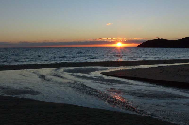 Soleil couchant devant la plage d'Arone