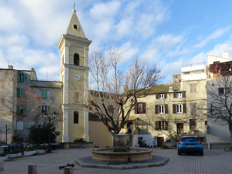 St-Florent : Place Doria et l'église Ste-Anne