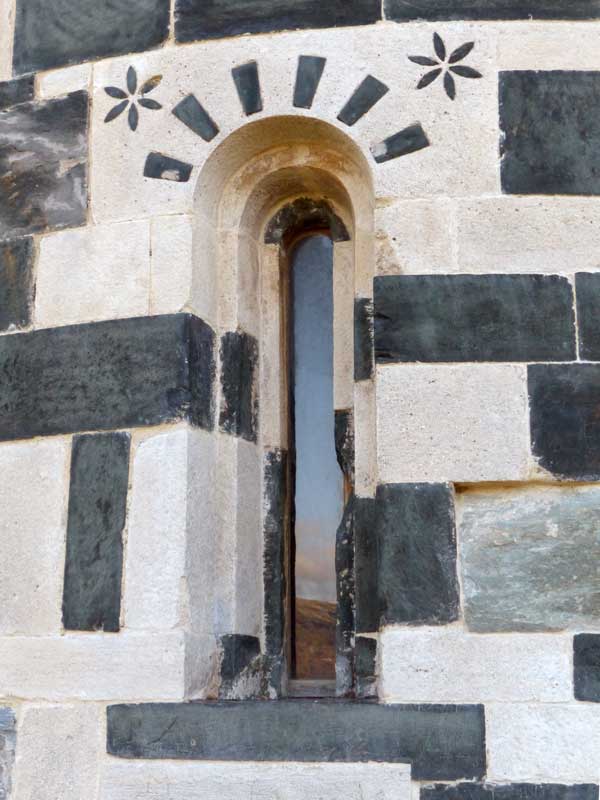 San-Michele de Murato : la fenetre de l'abside