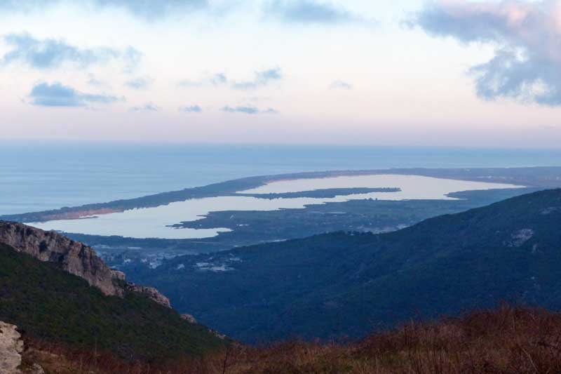 Col de Teghime vers le sud-est, Bastia et l'Étang de
              Biguglia