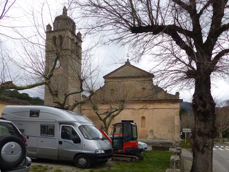 Luri-Piazza : bivouac devant l'église
                      St-Pierre