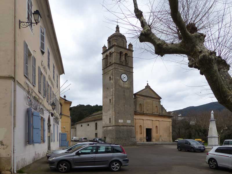 Luri-Piazza : la mairie et l'église-St-Pierre
                      sur la place