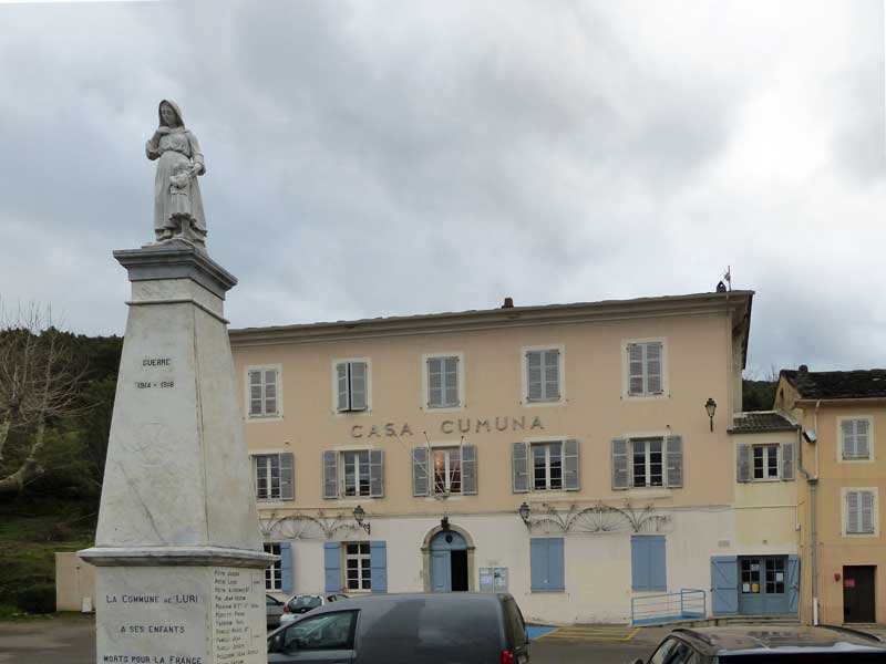 Luri-Piazza : Mairie et Monuments aux Morts